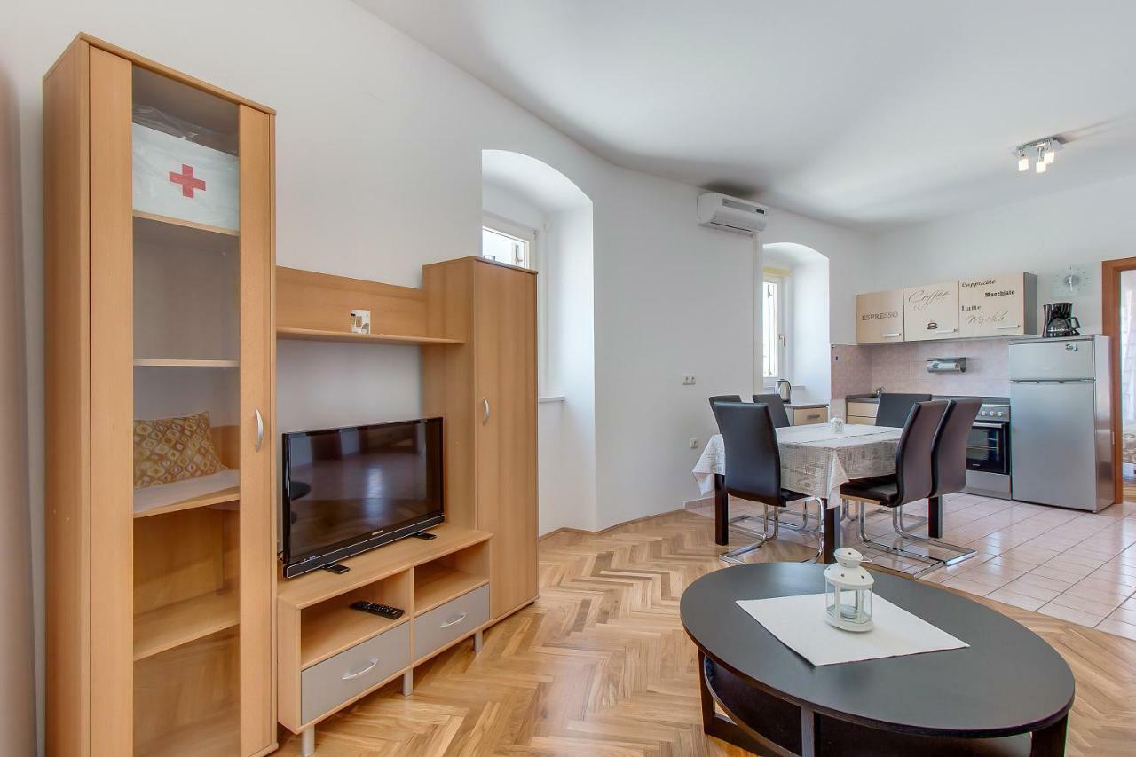 מאלי לוסיניי Apartments Bellus Mare מראה חיצוני תמונה